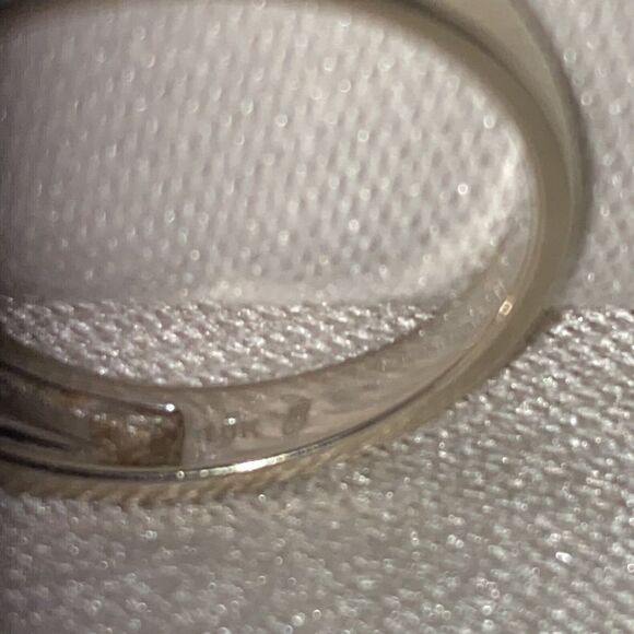 10 k white gold & diamond ring - Picture 4 of 7